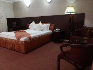 Отель Hotel Helin Aeroport - Craiova Крайова Улучшенный двухместный номер с 1 кроватью-1