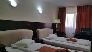 Отель Hotel Helin Aeroport - Craiova Крайова Двухместный номер бизнес-класса с 2 отдельными кроватями-1